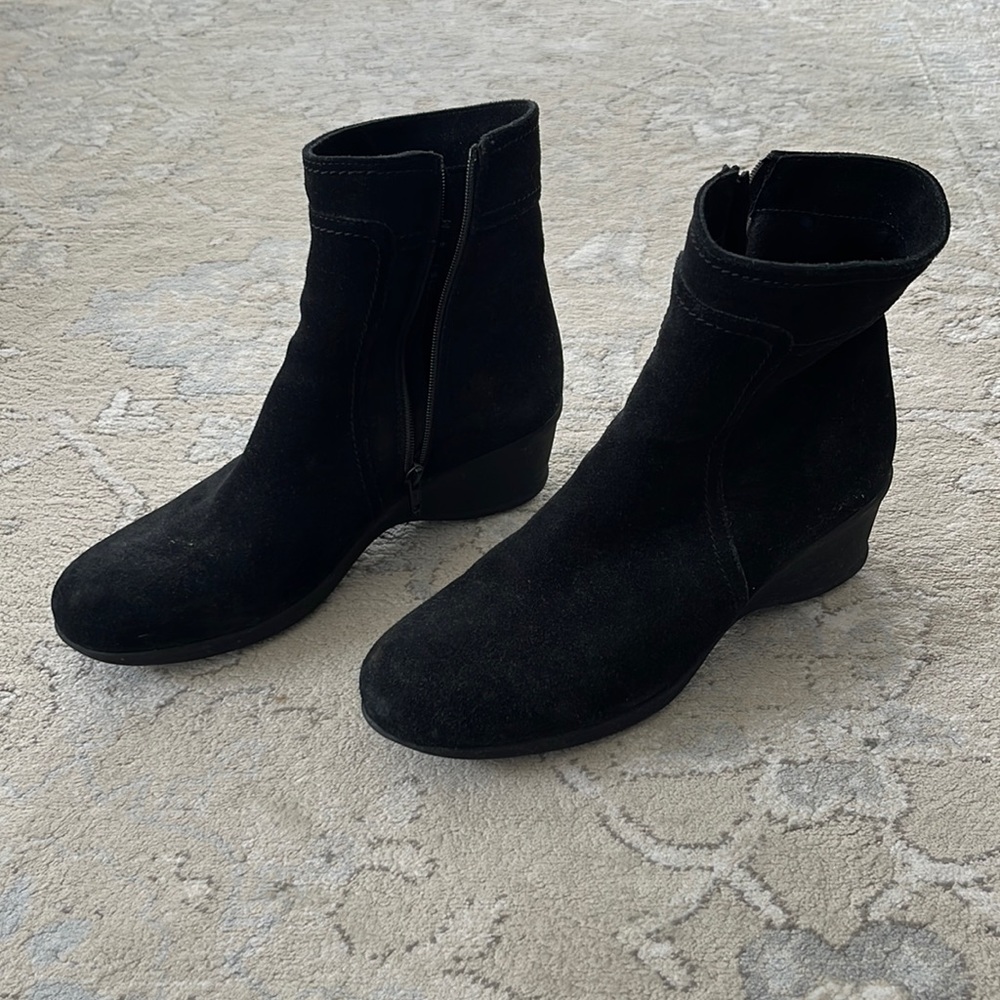 La Canadienne booties. Zipper. Black. Small platform wedge.